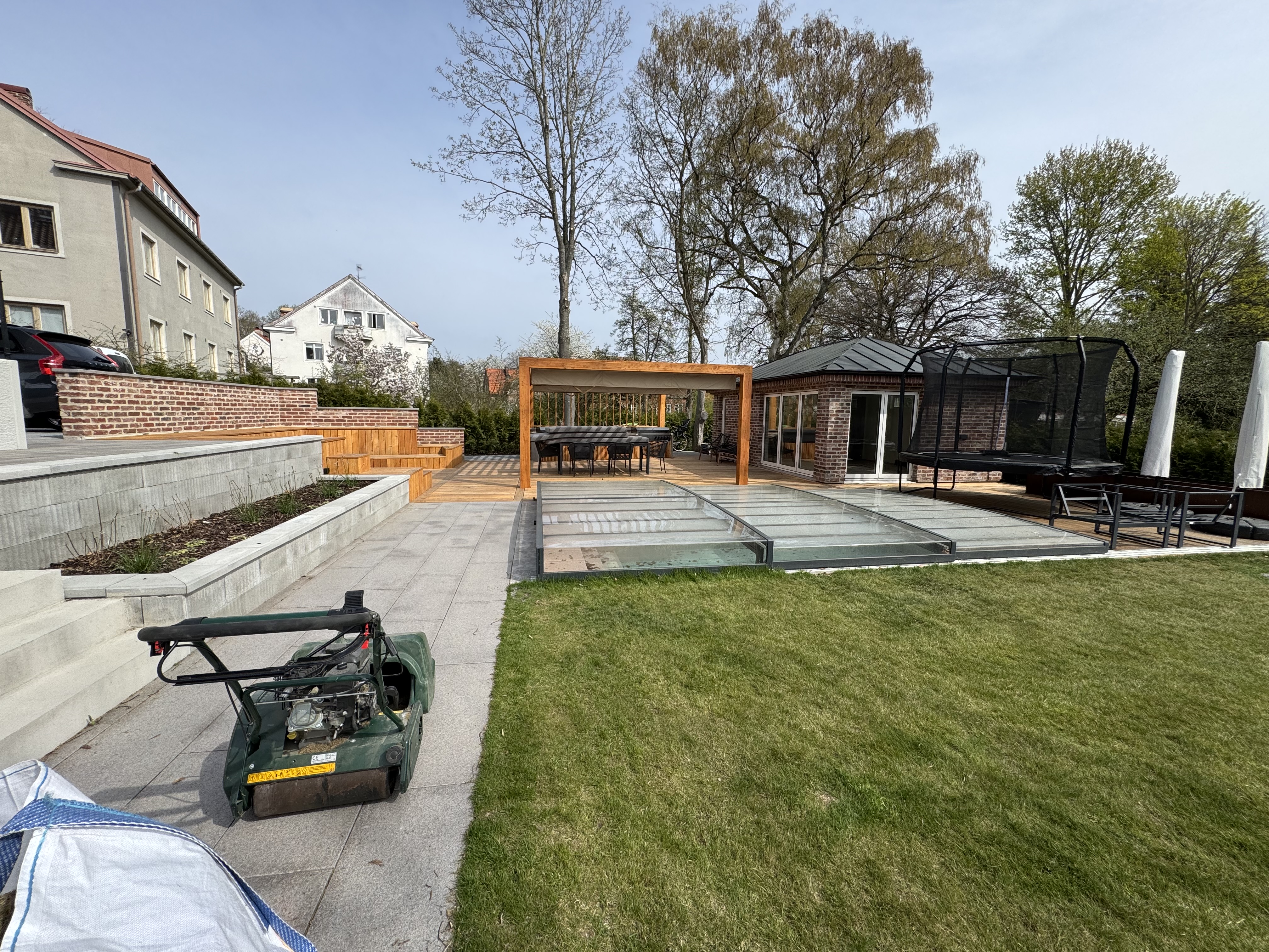 Vertikalskärning av gräsmatta i Lund