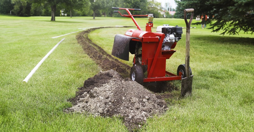 Grävning för bevattning, belysning i trädgården i Skåne